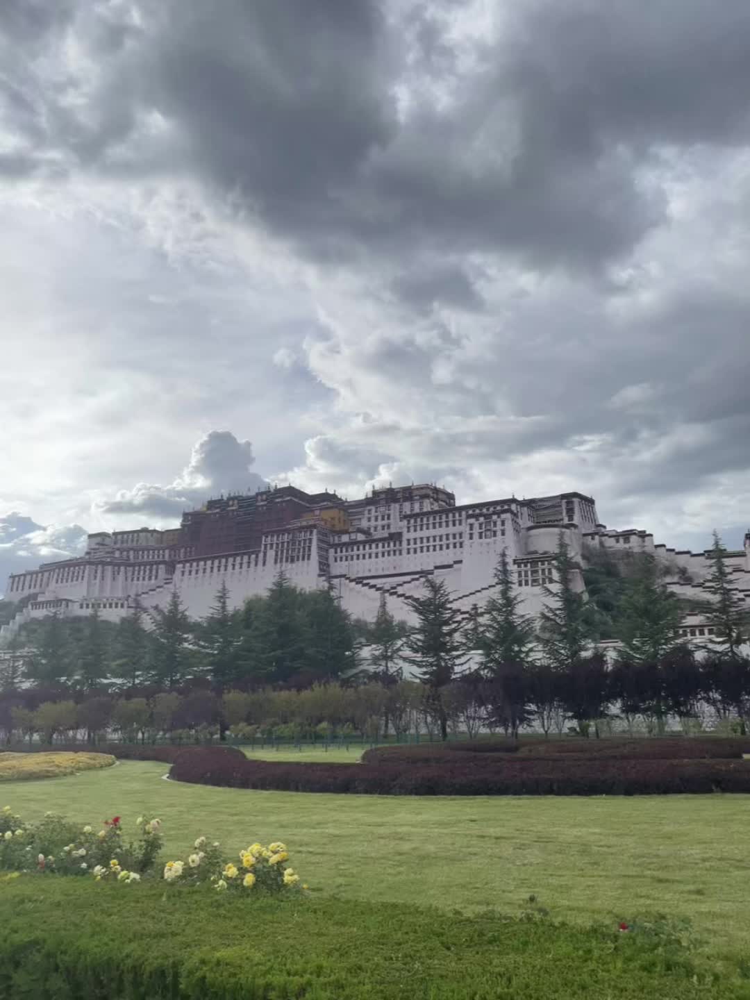 再见了拉萨 这座紫外线超强的城市，太阳升起来晒的人心慌 等红绿灯都是1...
