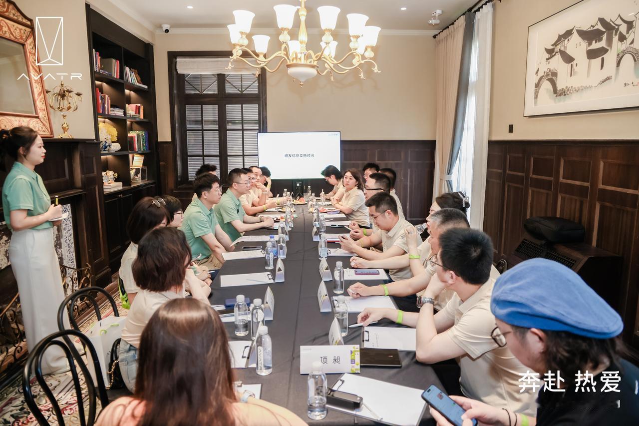 姚安娜在谈及华为员工大规模选择阿维塔时，特别提到双方共建的“用户共创平台”。
她