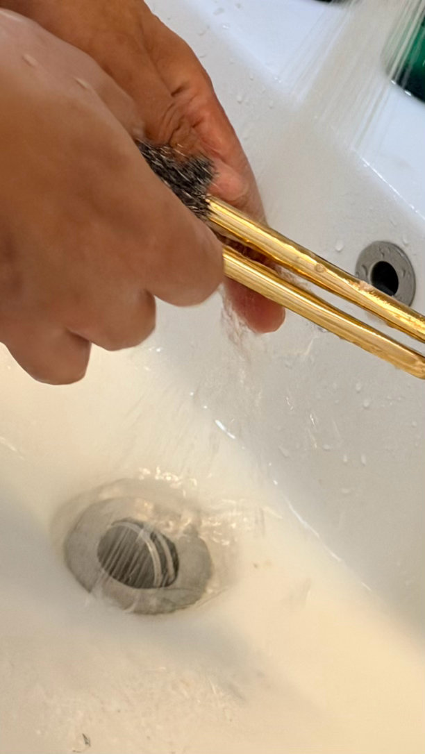 清理家里的热水器师傅说这里面这个加热棒确实厉害，十多年了，依然能非常轻松的清洗干