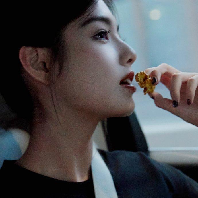 周星驰夸艾米跑得快星爷眼光真毒，艾米在功夫女足里跑得飞快还每条都稳，这么小的小孩