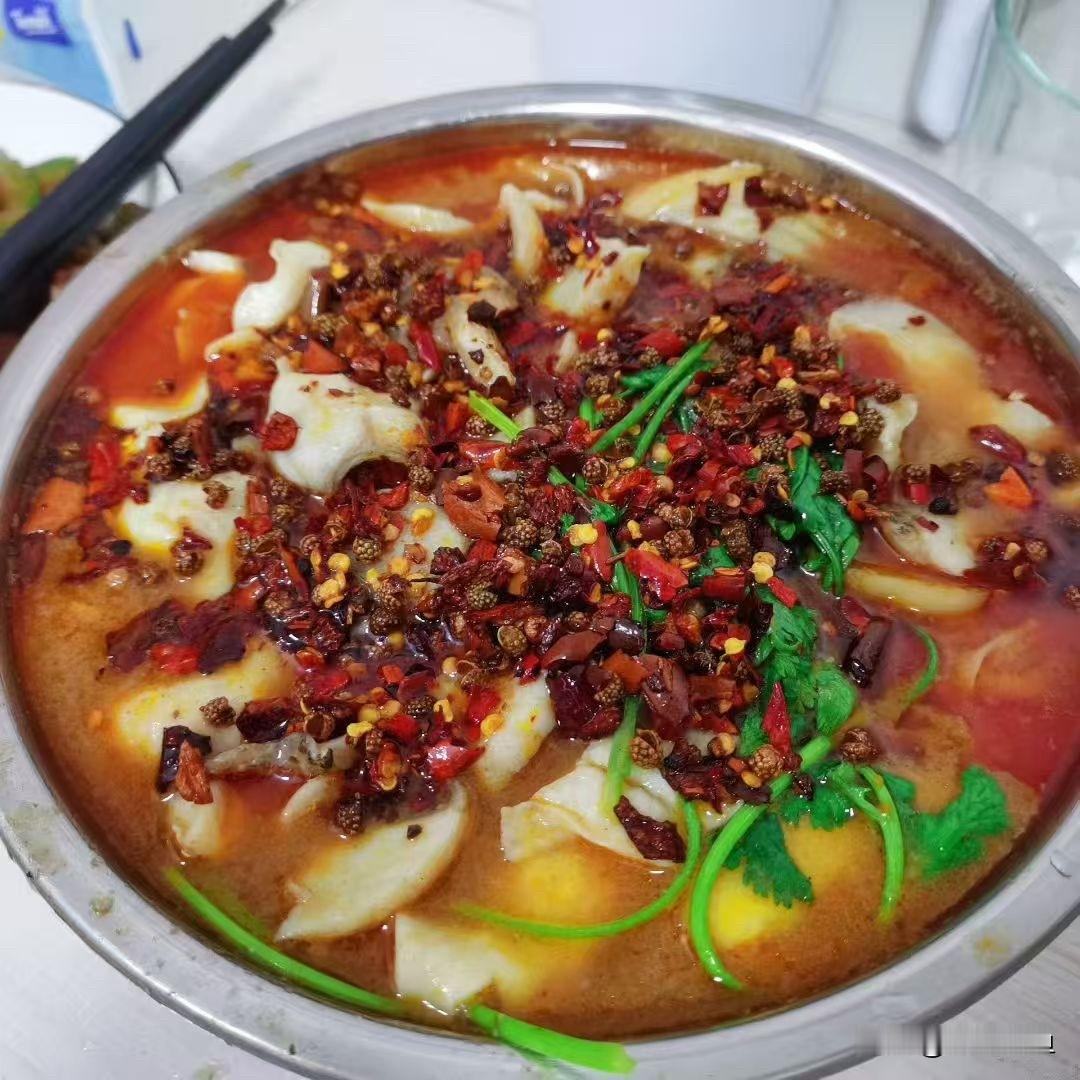 今晚这盆鱼直接给我香迷糊了！
刚端上桌那味儿就钻鼻子里了——红油裹着白嫩的鱼片，