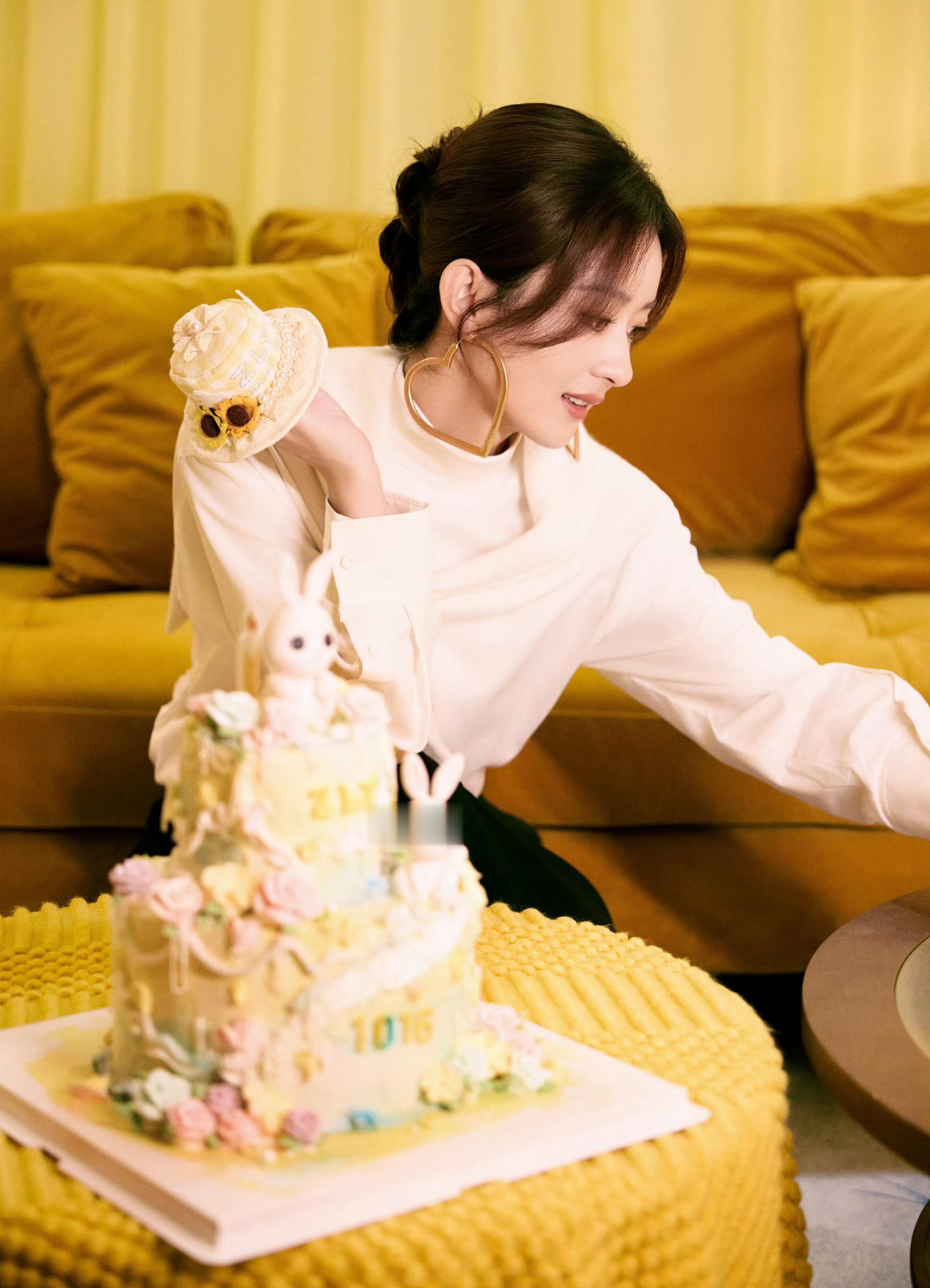 赵丽颖从花向朵生日照祝生日快乐🎂从心出发，一切都是最美的样子，期待解锁更多角色