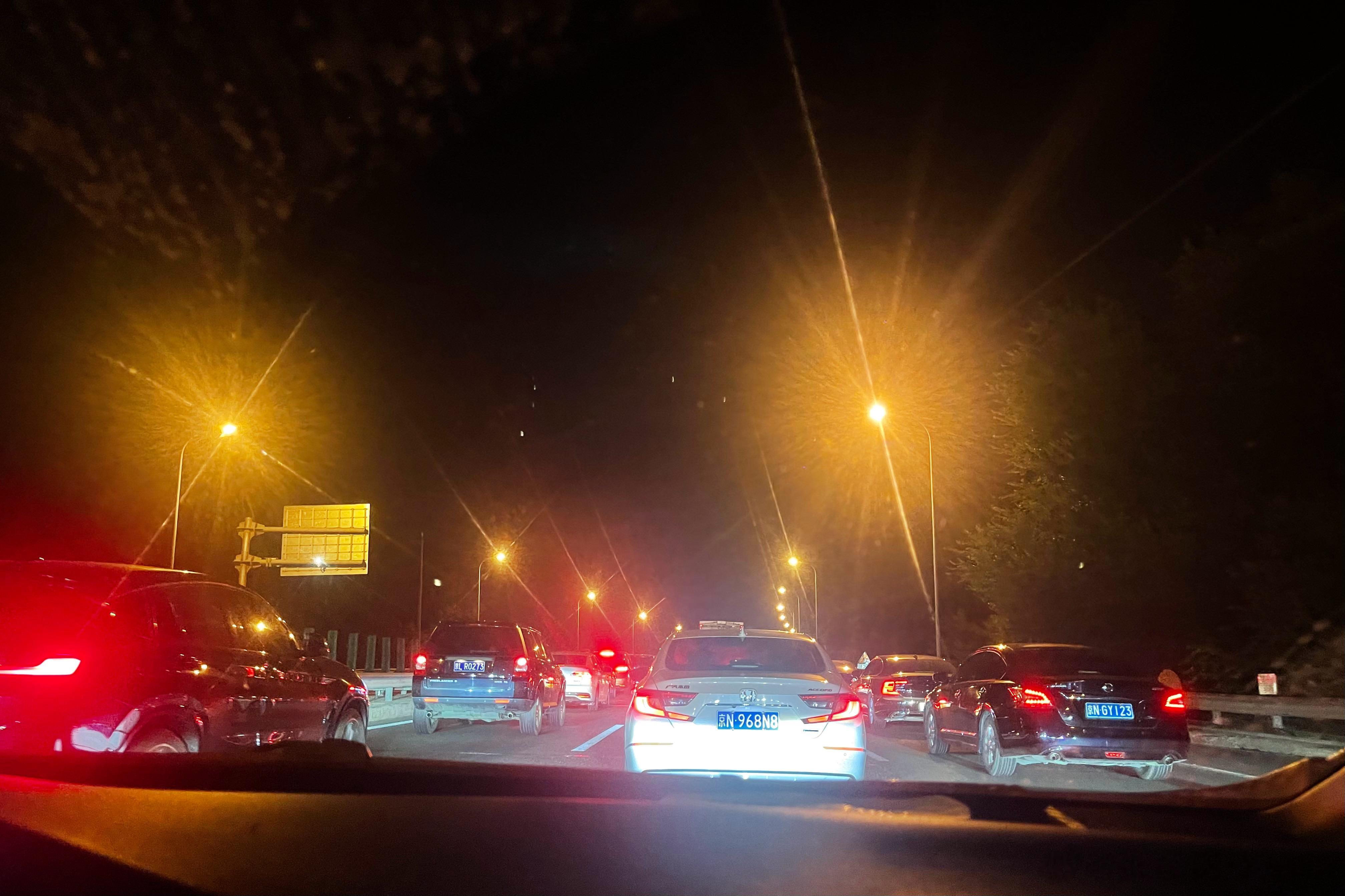 凌晨1点落地，北京居然还在大堵车。。。 ​​​