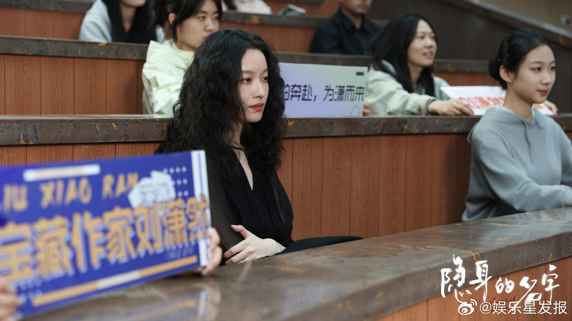 倪妮拍戏期间眼睛都是湿的的眼神太有戏了！看完《隐身的名字》的物料感觉一直都是眼眶