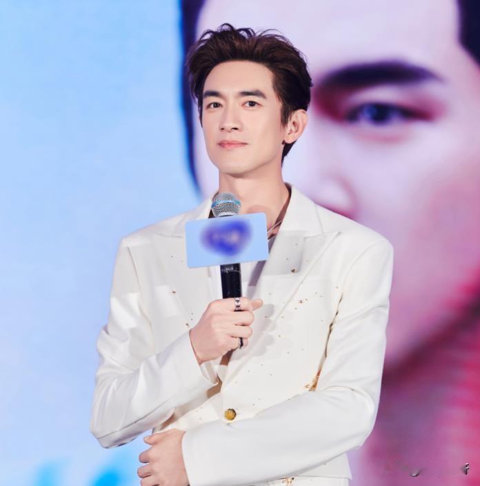 又嗑到了！林更新和赵丽颖这该死的CP感，就算都穿着职业装，也一样是让人觉得好般配