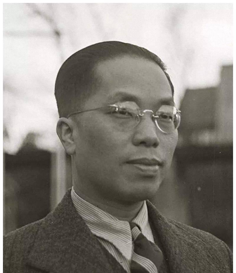 1948年上海那会儿，蒋介石一拍脑袋，决定把国库里的黄金偷偷运到台湾去，当宝贝一