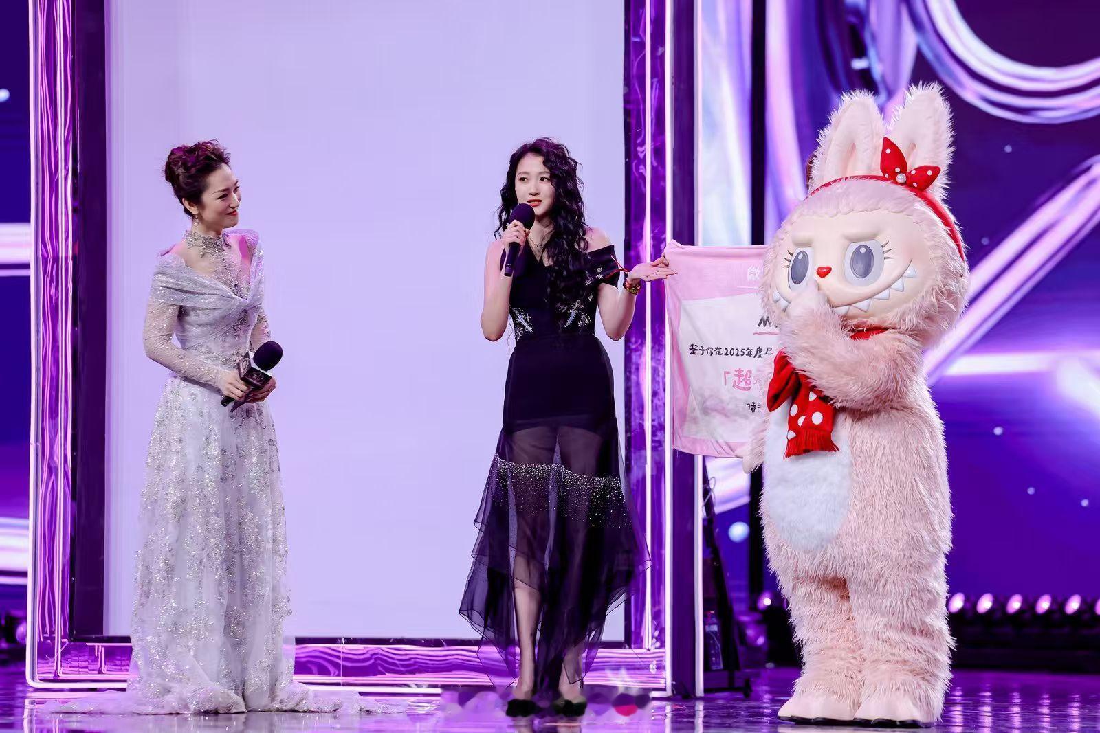 关晓彤和LABUBU比腿长 谁被萌化了！关晓彤与 LABUBU 微博之夜同框，三