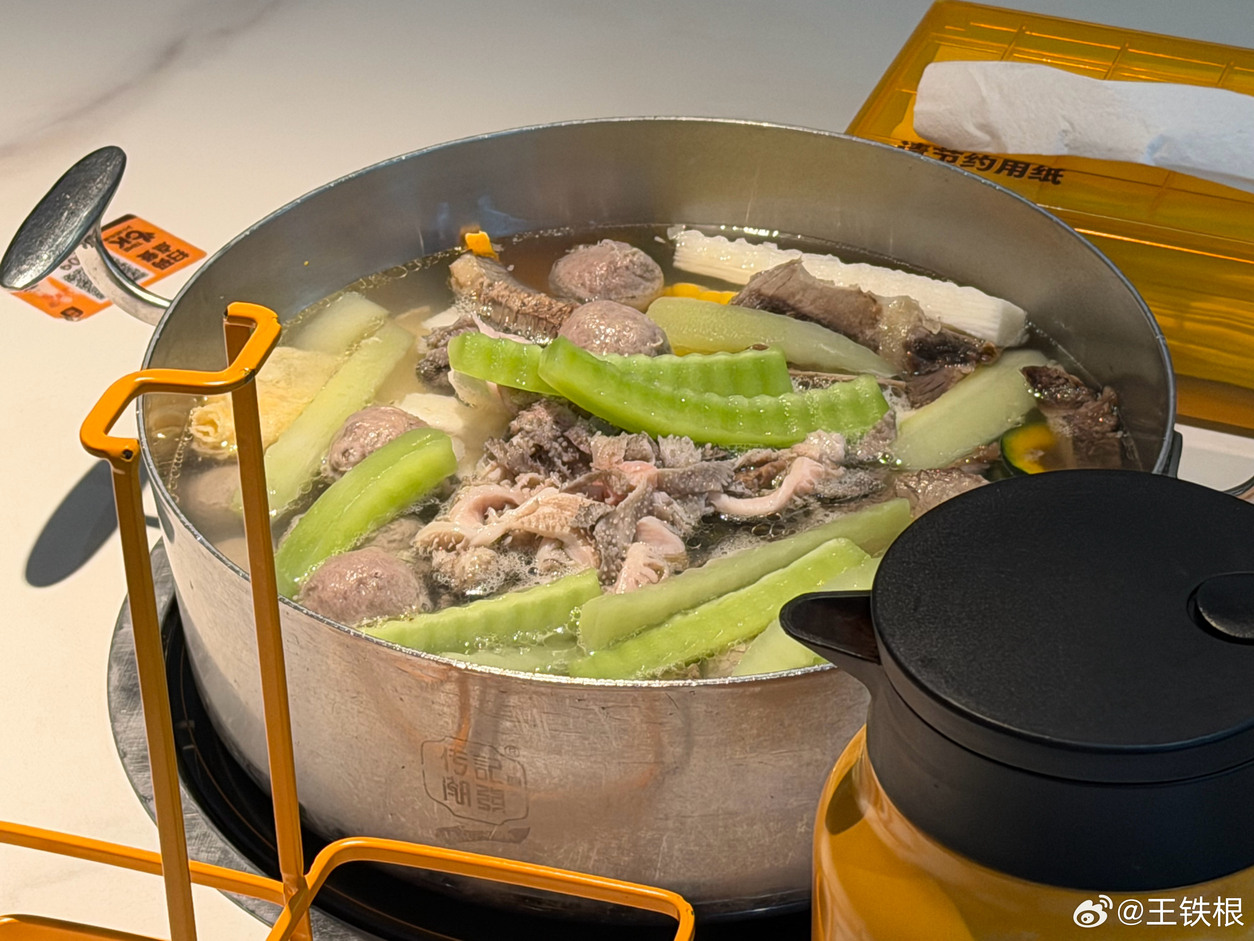 看到潮发的员工餐，肃然起敬。上次这么震撼还是看到海底捞的员工餐，全是肉。盘点下来