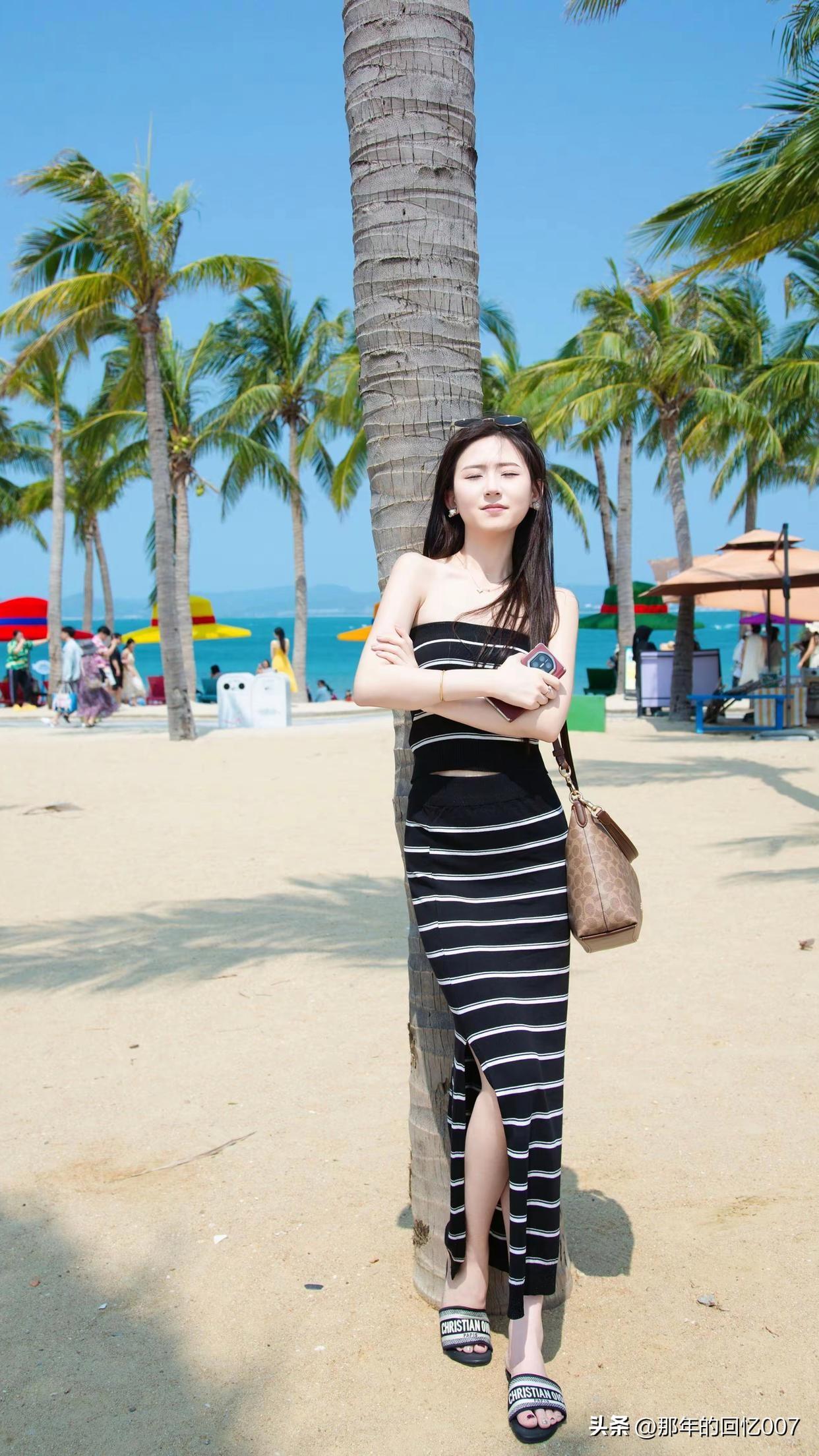 沙滩上，那个身着黑白条纹裙搭配墨镜的女孩太亮眼了。黑白条纹经典又时尚，简约中透着