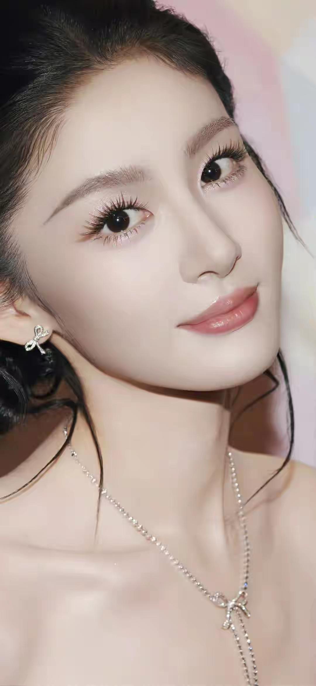 玉佩轻摇，美人如画。