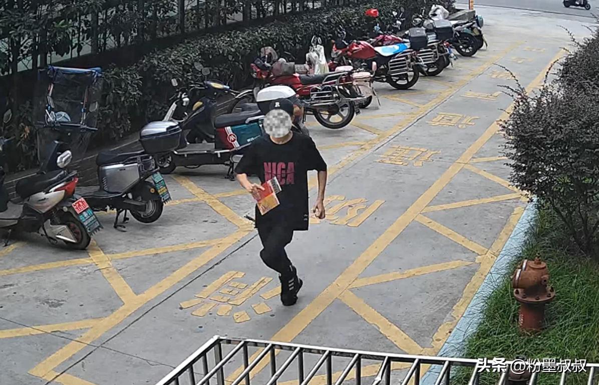胆子可真大！四川广元，一男子趁彩票店老板不备，抢走60张“刮刮乐”，换装后准备坐