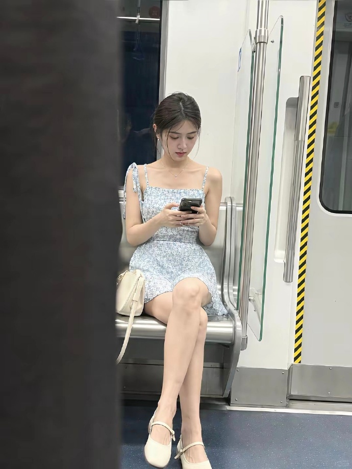 地铁上看到的最漂亮的女生了，颜值不比明星差。 