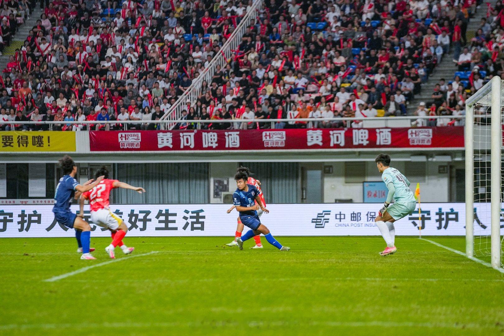 【长沙队成为湘超首支八强球队】10月9日晚，湖南长沙。2026“湘超”常规赛第十