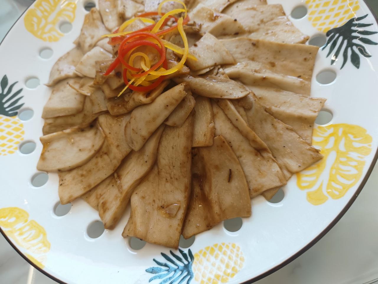 最近我迷上了蒸菜，感觉清淡可口，营养不流失。而炒菜虽然味道更香醇，但油腻难下咽。