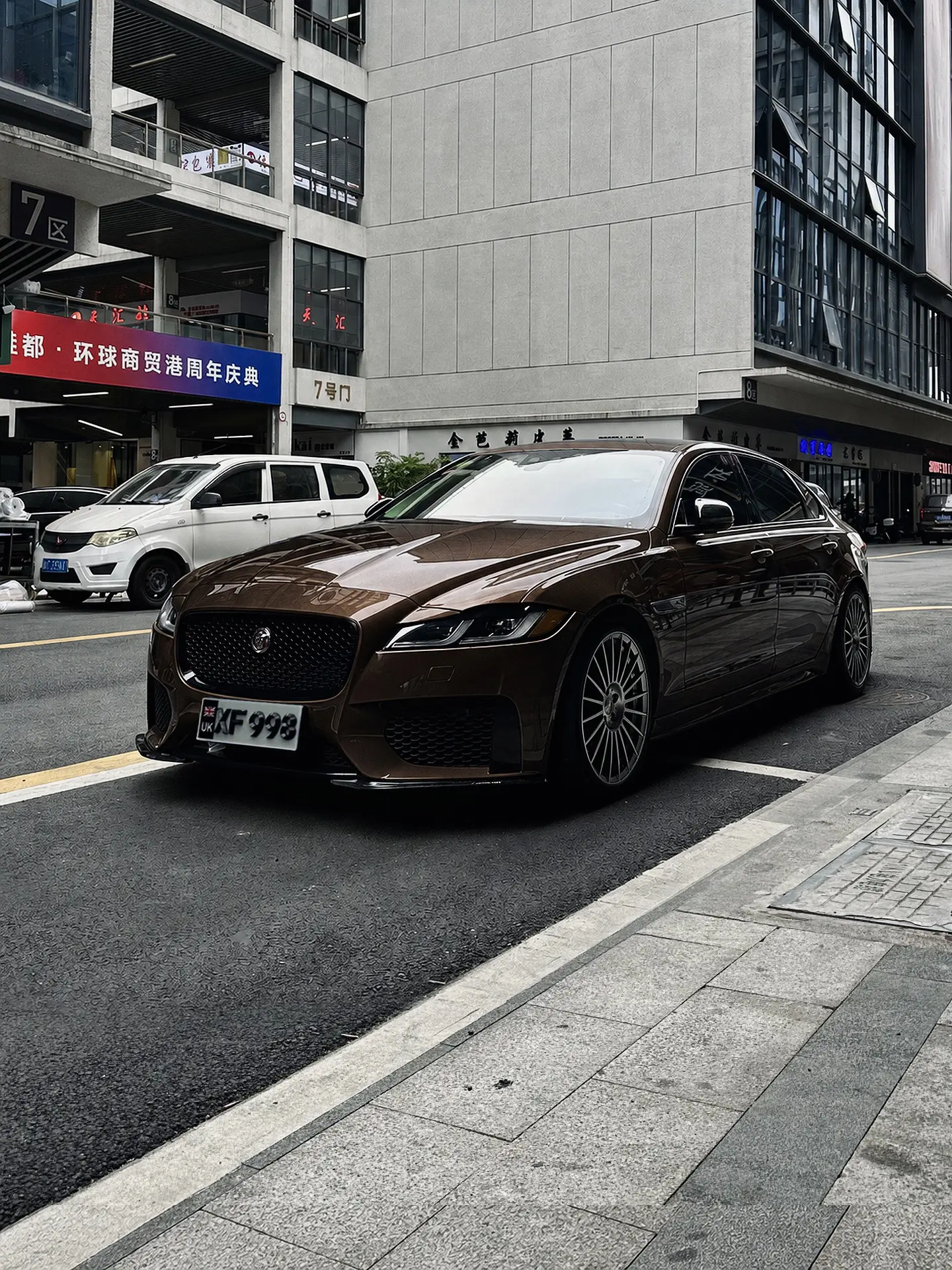 小城里的捷豹，Jaguar XFL.