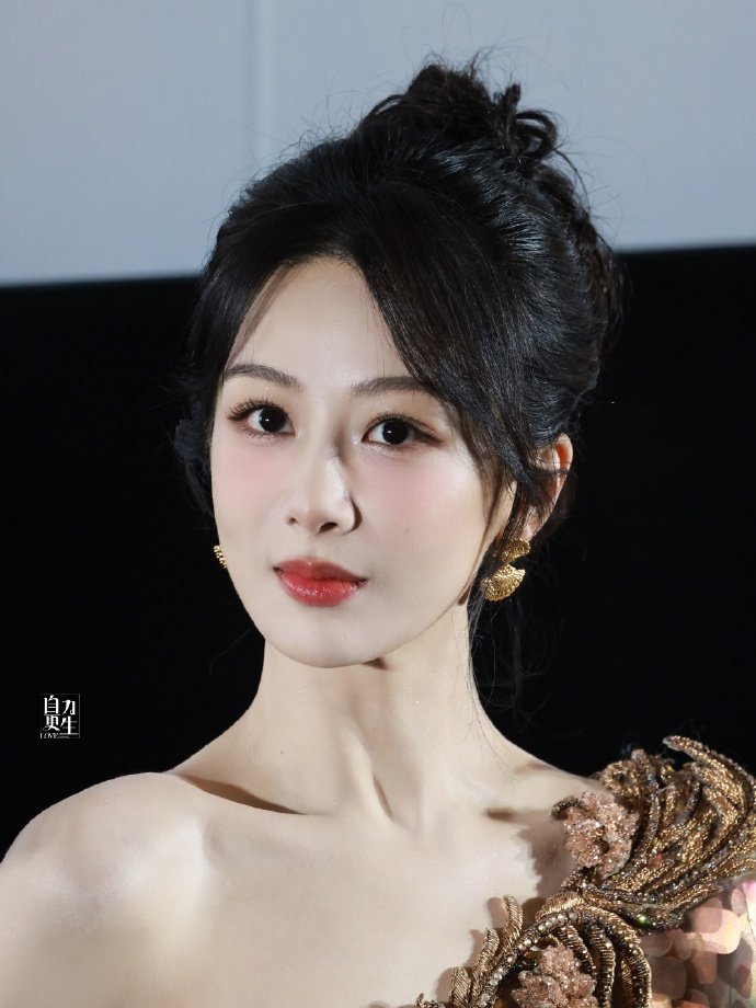 国色芳华见面会这状态太好了我的杨紫妈咪🥹🥹🥹好温柔好漂亮的何惟芳呜呜呜  