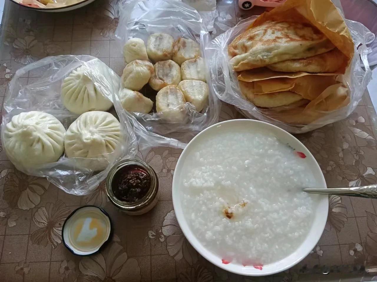 半大小子吃穷老子，今天看了一下小伙的早餐，真的是吓到我了！

虽然我也是典型的山
