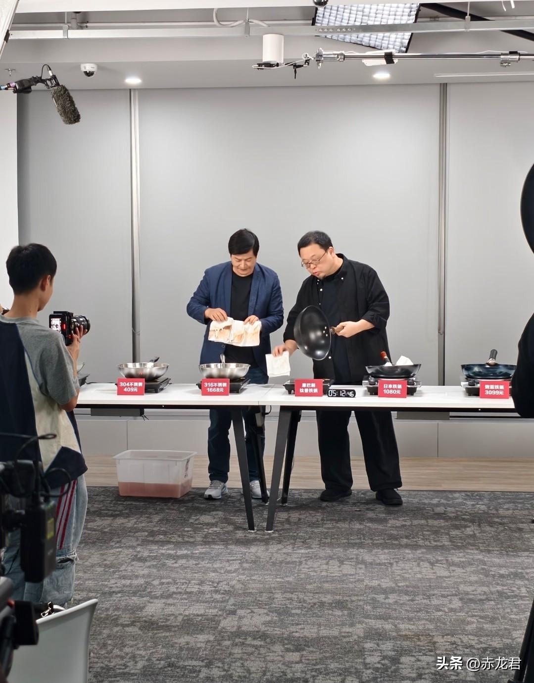 老罗和雷总联合带货吗？
熟悉的发布会蓝色西装外套，深色牛仔裤，运动鞋，7 分头，