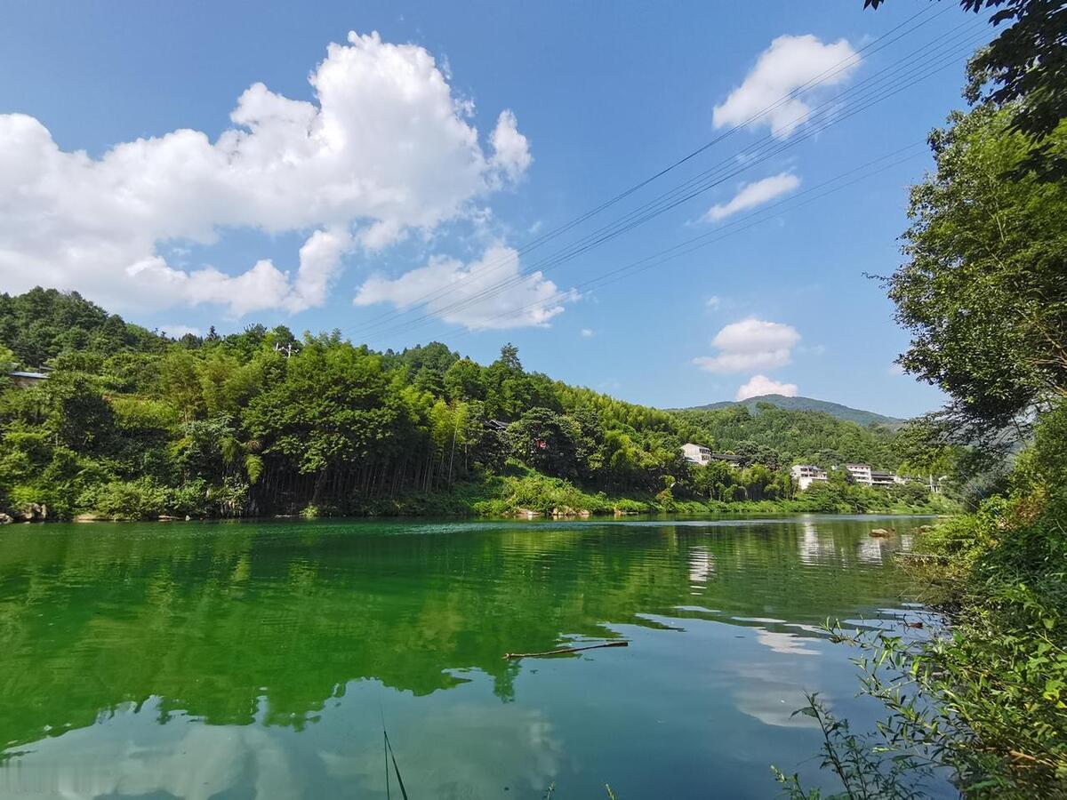 上联：山衔新月林幽静
下联：水映青山鸟噪林