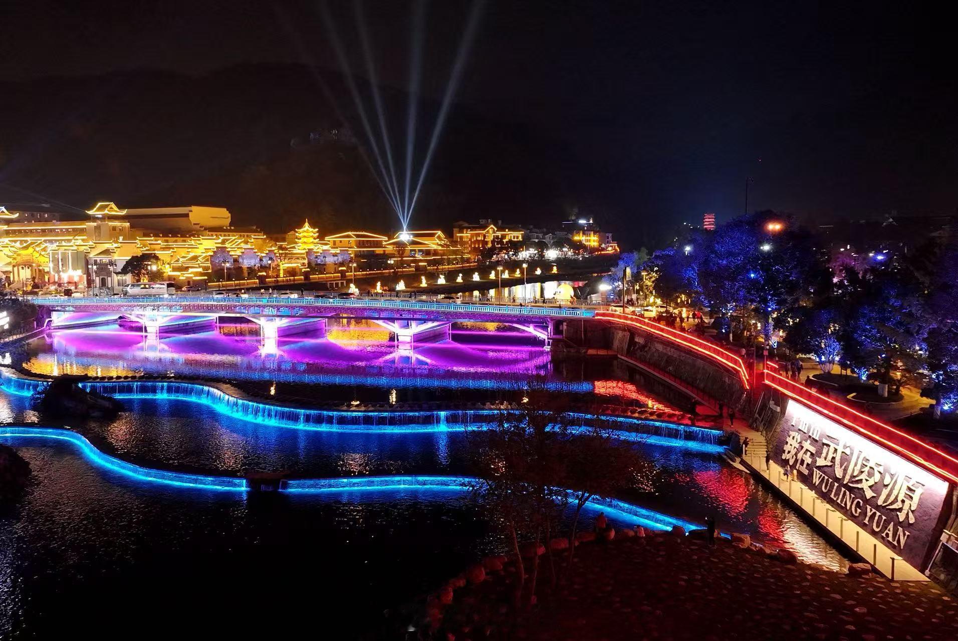 近日，张家界市武陵源区打造索溪河文旅休闲综合体项目，通过河道治理、水幕景观与非遗