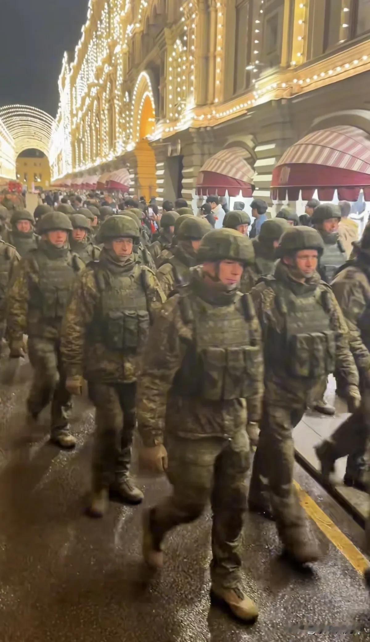 看了从乌克兰战场返回俄罗斯参加阅兵仪式的特别军事行动士兵方阵！
我发现了这些百战