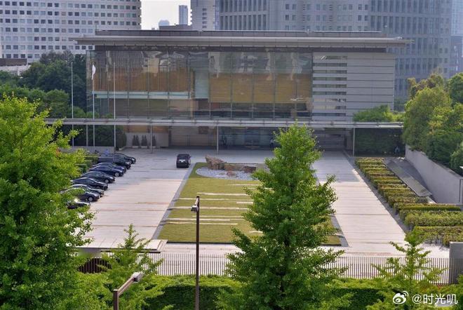 日本高级官员称日本应拥有核武器 找死！不装了？日本要是拥有核武器跳的比美国还高！