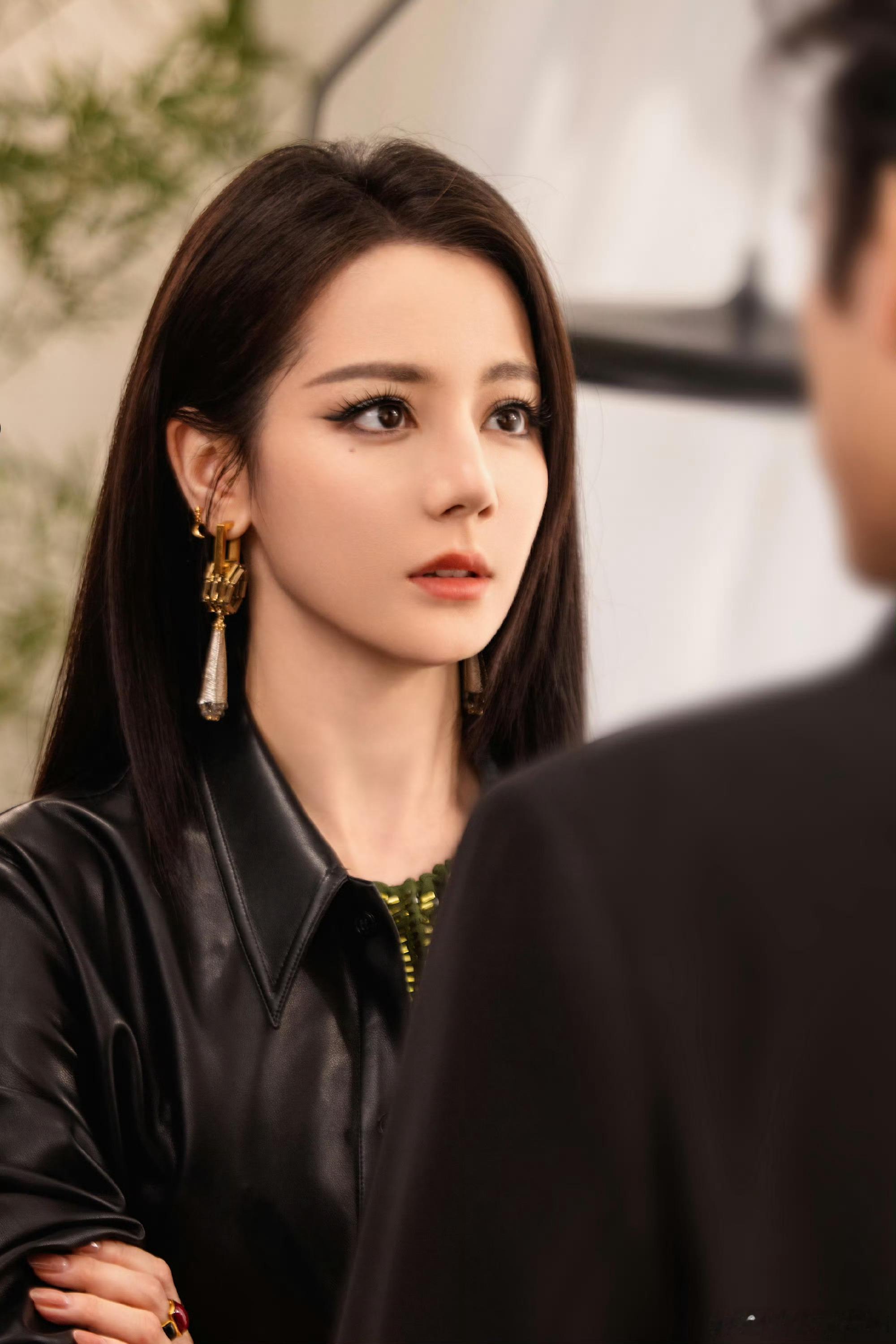 王亚飞为迪丽热巴化的总裁妆王亚飞晒给迪丽热巴化的妆热巴总裁妆，好酷。行呀行呀 