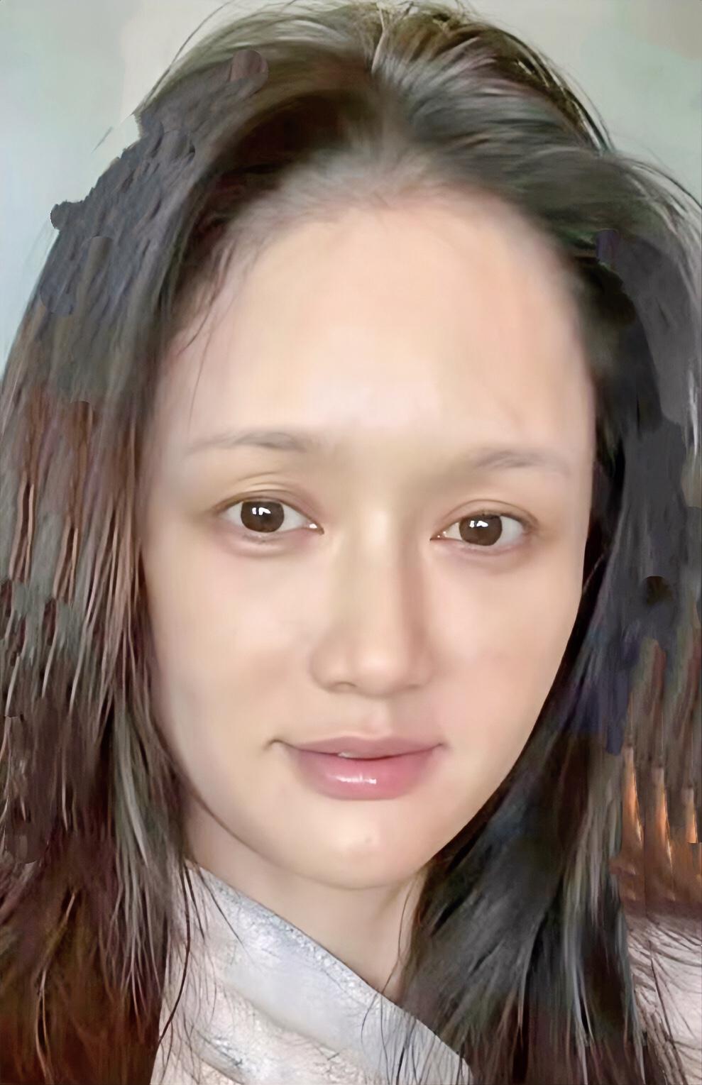 这是陈乔恩吗？单看其实素颜不错，就是一打开图片是不是额头原因，看上去样子有点像以