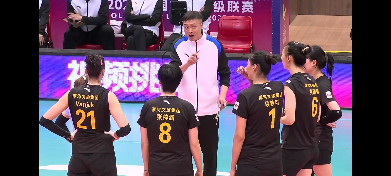 排超联赛 第一局河南女排25比23浙江女排，两队强攻差不多，河南这边拦网有高度，