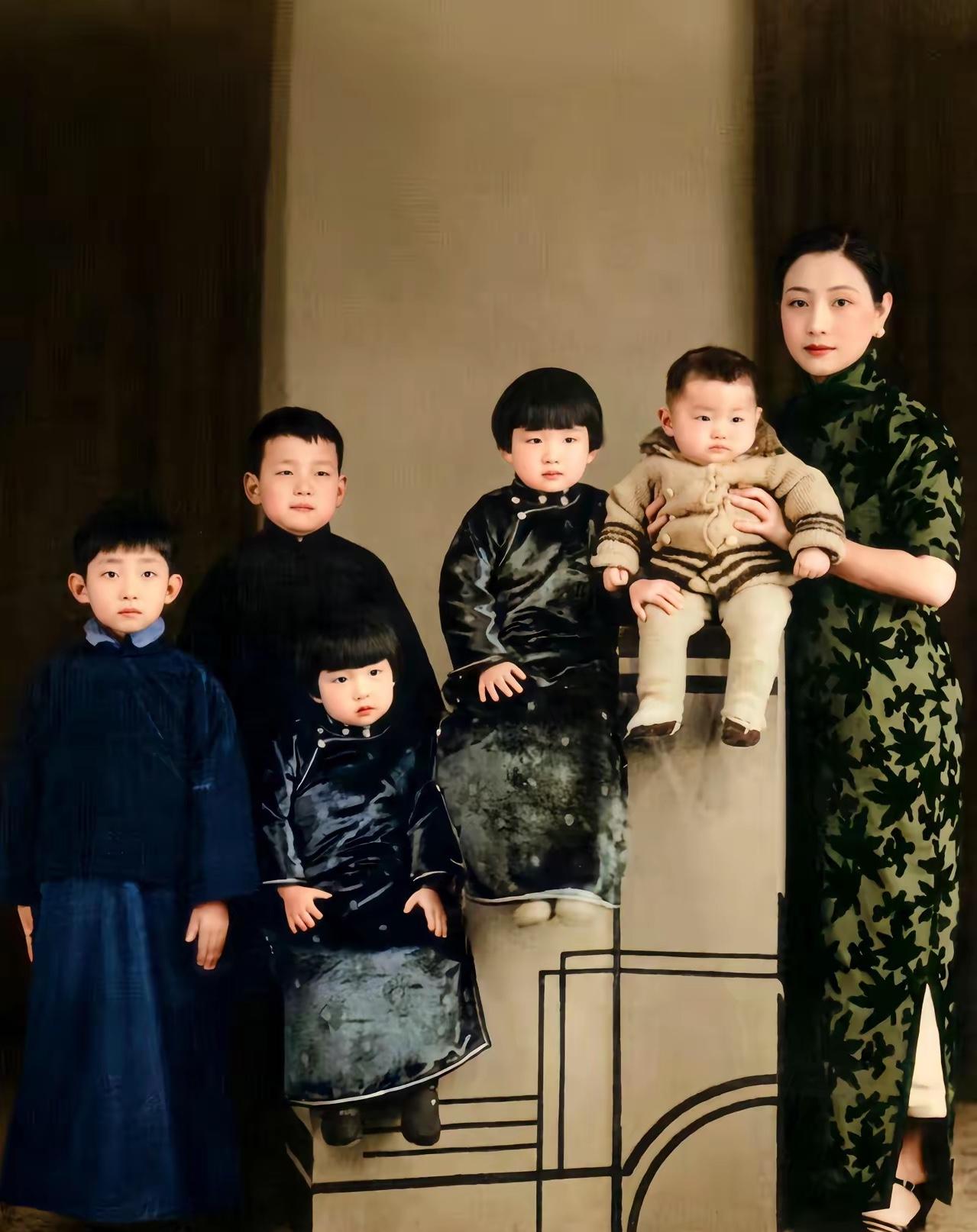 梅兰芳二夫人与孩子们的一张合影，14年连生9胎，依然身姿婀娜，风韵犹存，惊艳了时