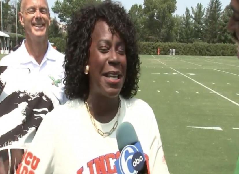 近日，费城市长Cherelle Parker探访NFL费城老鹰队训练营，期间她接