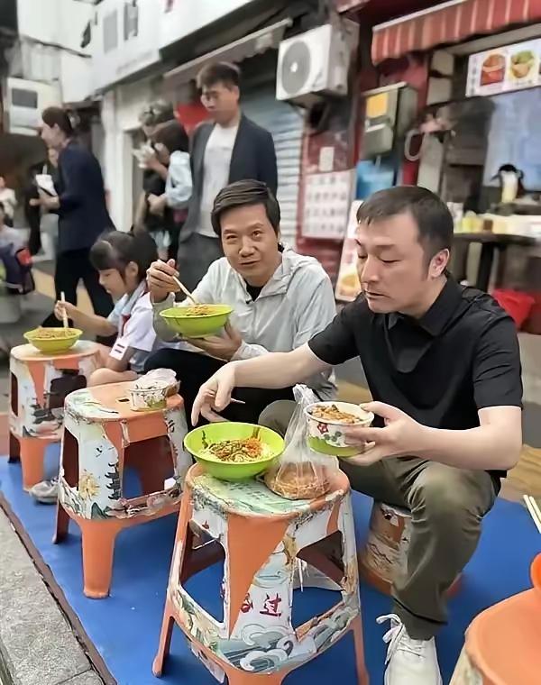 成功人士开始表演接地气，开始体验人间烟火，曾经流落街头的人被请进了百年巨匠，到底