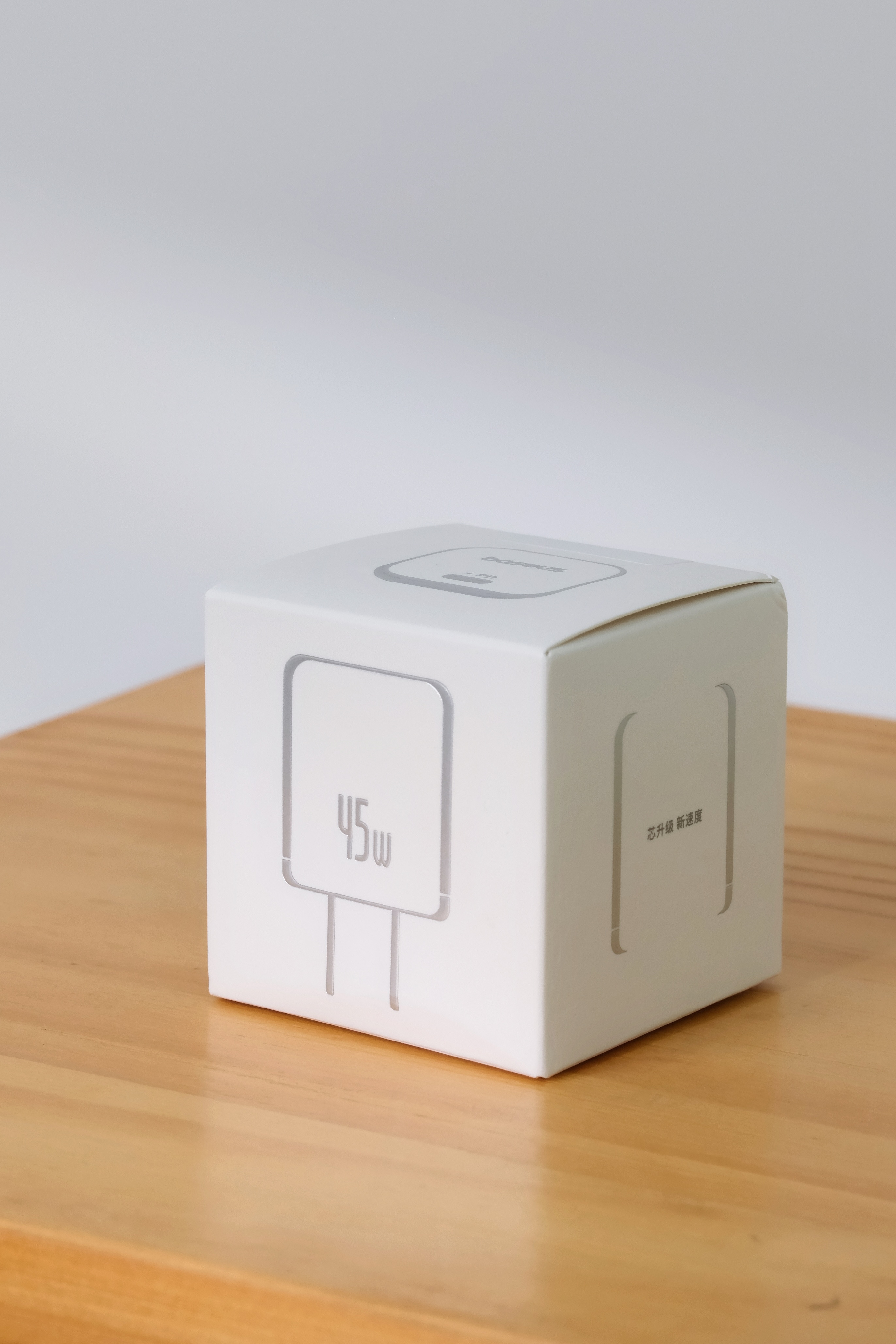 倍思的速度还挺快的，iPhone16出了就马上出45W氮化镓充电头了，莱茵认证、