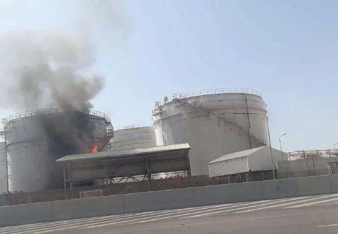 3月4日，据社交网站报道，昨天，伊朗无人机袭击阿曼最大港口塞拉莱石油储存基地。