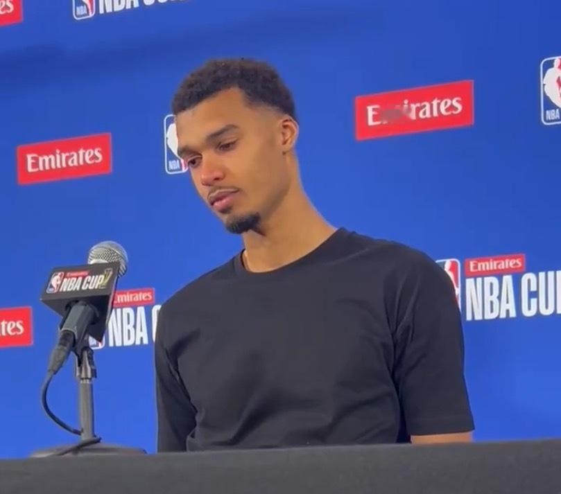 🙏文班亚马赛后眼眶泛红全是泪水，用哭腔说着：“对不起，我今天失去了一位亲近的人