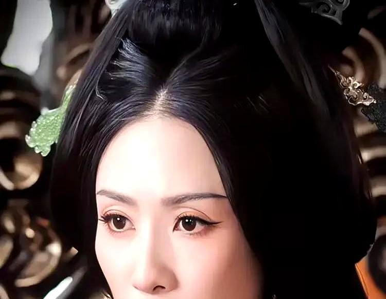 真有演员，演啥像啥，换个剧就跟换了个人一样。

陶昕然在新剧《骨雀》里演何太后，