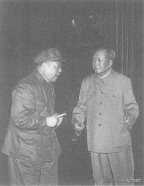 1968年6月，在人民大会堂，陈锡联(左)向毛泽东汇报工作。