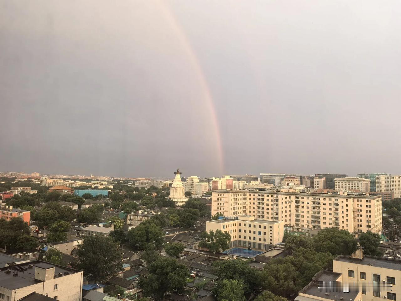 北京雨后彩虹映衬下的白塔寺！
2025年8月19日傍晚6时58分。