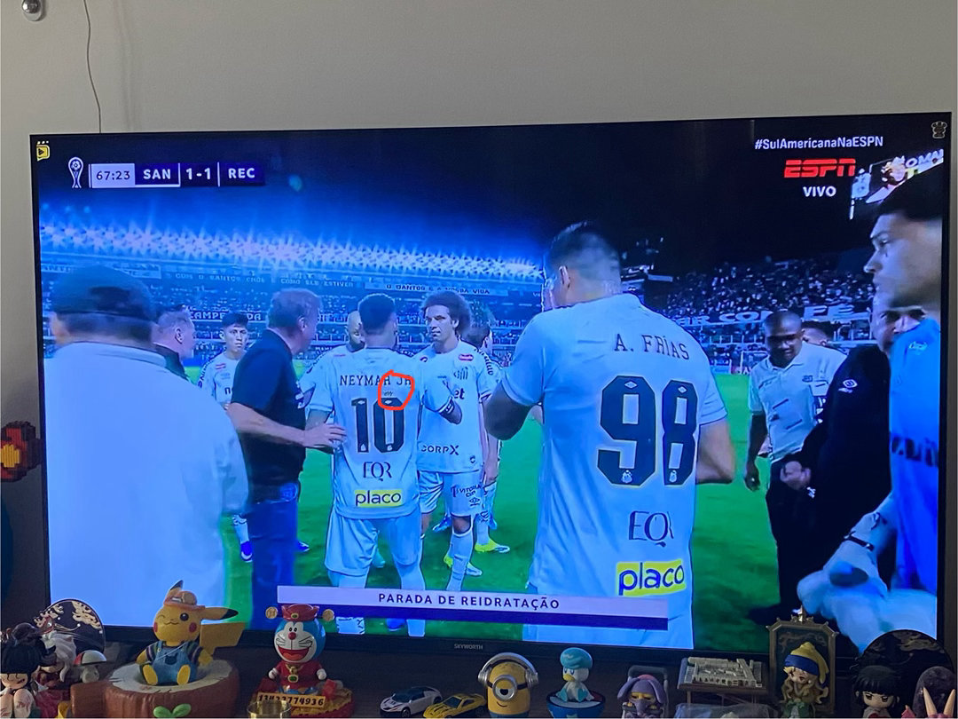 南美賽事而家比較常見，上下半場都各有一次飲水時間，球員同教練都會捉住機會喺場邊商