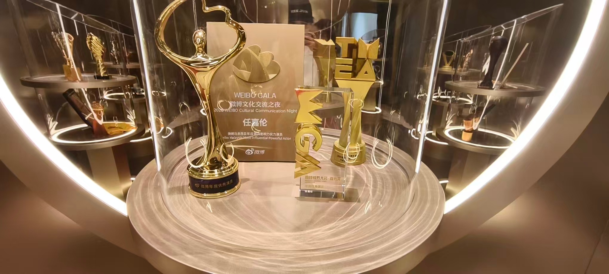 新奖杯已经送回红房子的嘉啦！