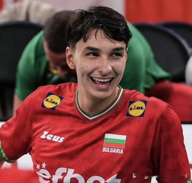 费内巴切俱乐部想签下保加利亚二传S尼格洛夫，后者手上有4个来自意大利的报价，波兰