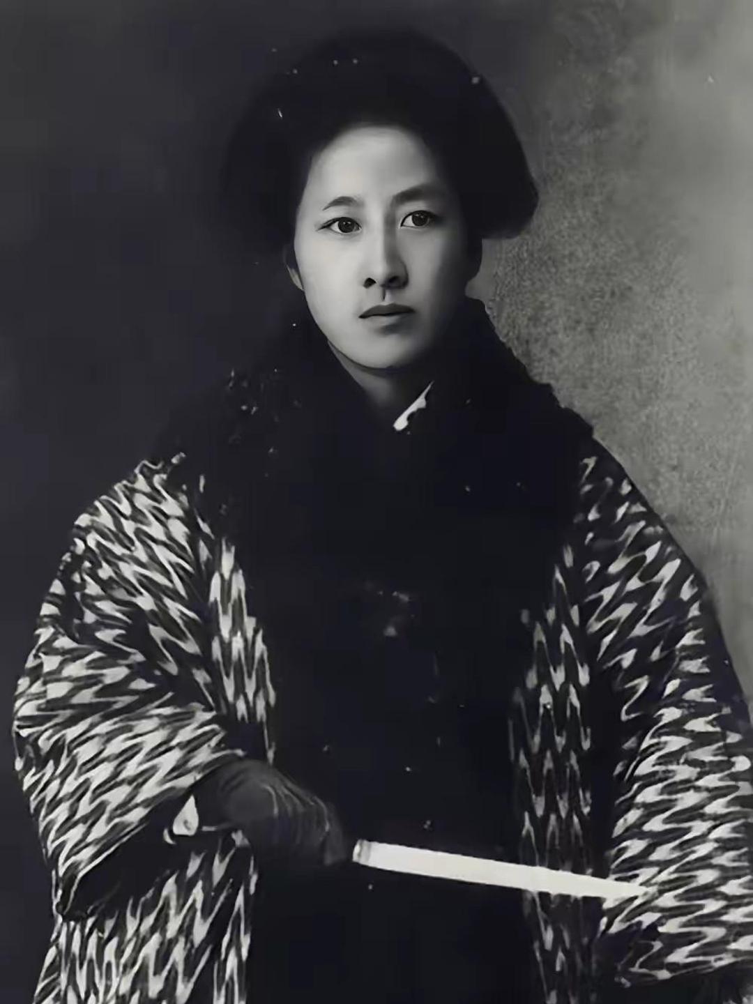 1907年7月15日，绍兴轩亭口。凌晨时分，秋瑾被押赴刑场。据当时报载，她“身穿