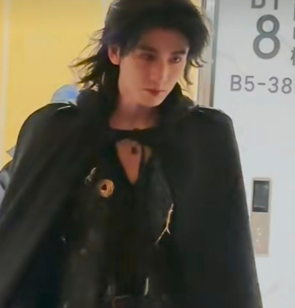 张凌赫吸血鬼伯爵造型张凌赫吸血鬼伯爵造型张凌赫开推3吸血鬼伯爵造型 ​ ​​​