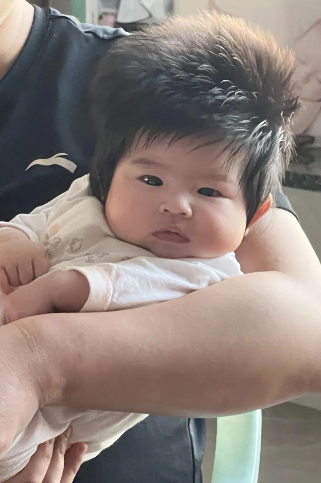 这发量也太多了吧！而且还是胎毛，要不要剃掉？