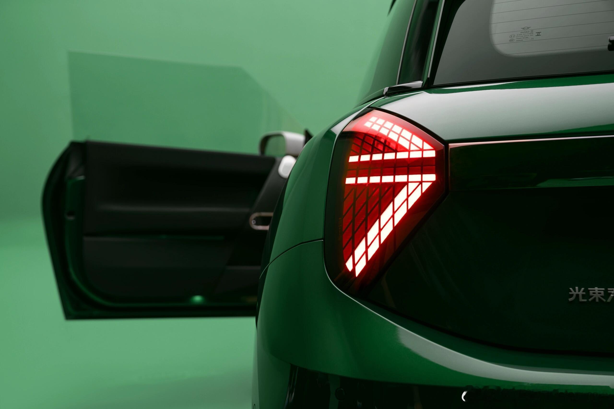 最近有点馋全新电动MINI J01 特别是这个英伦绿白顶配色，鱼嫂稀罕的不得了～