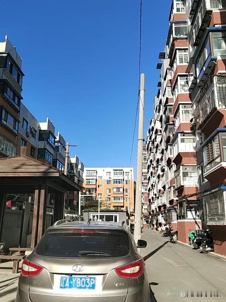 我认为宅家躺平
五一假期出游的人太多，物价也高，五一假期在家休息性价比更高