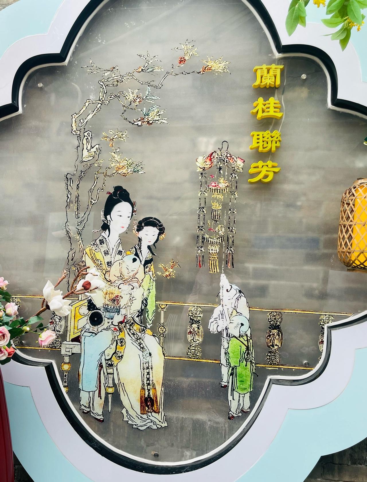 焕新杨柳青
杨柳青街区焕新登场！沿街店铺完成整体装修改造，原木肌理与传统纹样交织