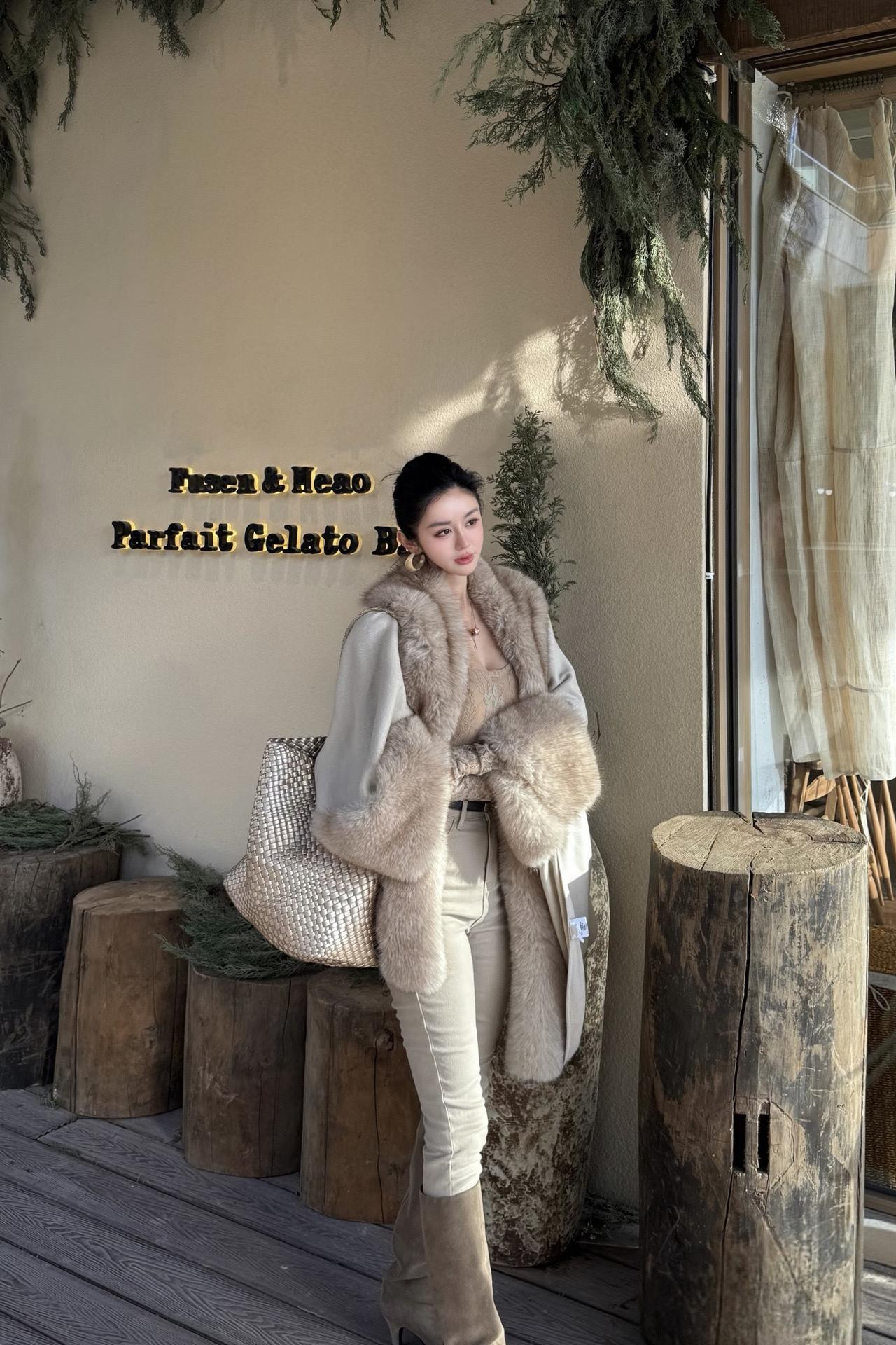 在温柔的冬日午后，与光影和咖啡香撞个满怀。毛绒与蕾丝的碰撞，是慵懒，也是精致。把