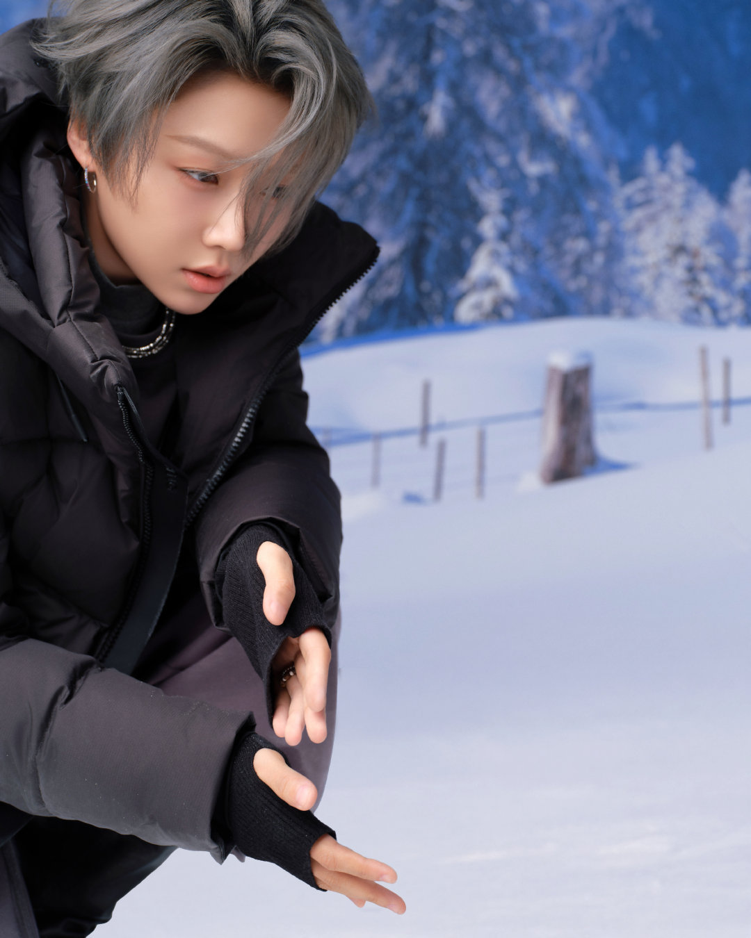 刘雨昕｜品牌直播造型出图，深色系冬日穿搭带来酷飒氛围，连轴转营业状态依然很不错，