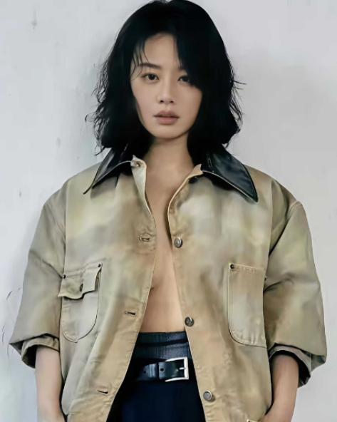 马思纯片场随性穿搭，没穿内衣敞着衣服，这是敬业还是放纵？

2026年5月，一组